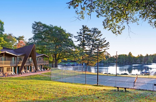 Eagle River Apartment | Charming, dog-friendly villa w/ fireplace, deck & views of Voyageur Lake!