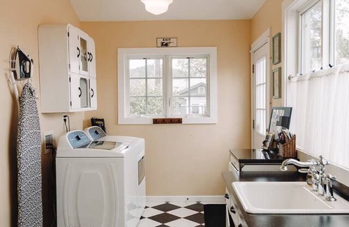 Williams House | Charming Downtown Historic Yellow House - Route 66 Retreat & Grand Canyon Nearby