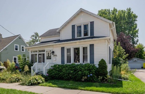Appleton House | Charming Downtown House w/Yard & Free Parking