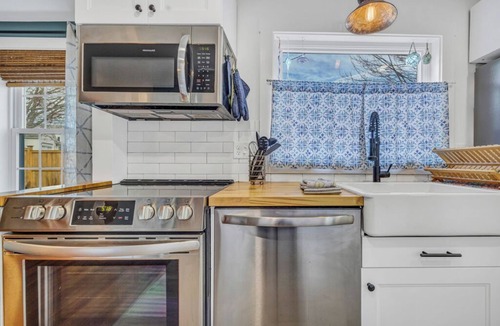 Jamestown Cottage | Charming & family friendly, walkable 3-bedroom cottage in Jamestown village