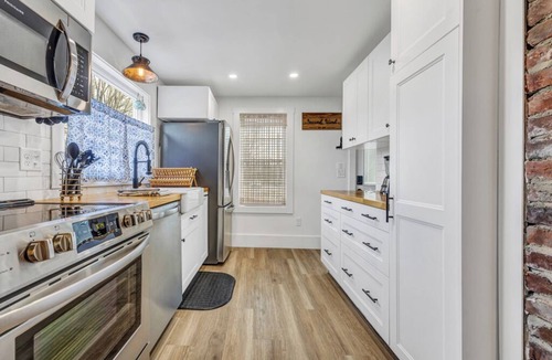 Jamestown Cottage | Charming & family friendly, walkable 3-bedroom cottage in Jamestown village