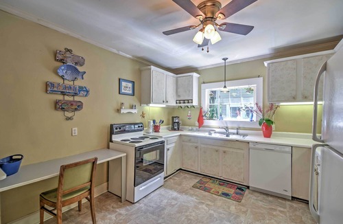 Gulfport Cottage | Charming Gulfport Getaway Only 3 Blocks to Beach!