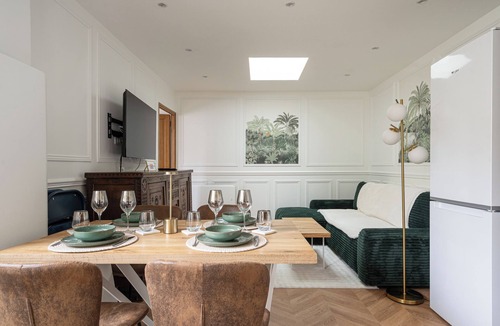 Les Puces de Saint-Ouen House | Charming house with jacuzzi