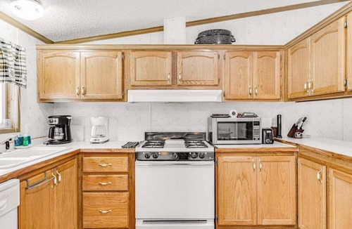 Boulder Junction House | Charming home with gas grill, full kitchen, deck, patio, TV, and washer/dryer