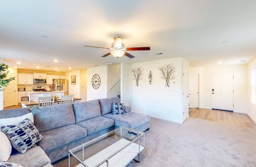 Visalia House | Charming home with full kitchen, W/D, near Lake