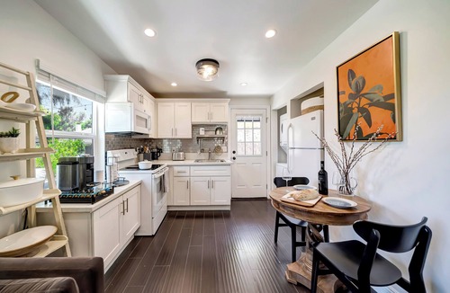 Woodland Hills House | Charming House in Prime Location