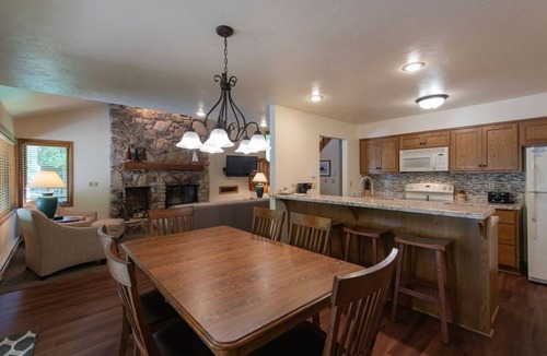 Baileys Harbor Condo | Charming Lakefront 2BR Condo: Fireplace & Balcony at The Rushes