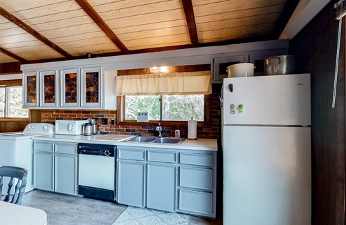 Ponds of Plymouth House | Charming lakehouse with grill, balcony, kayaks, & fast WiFi