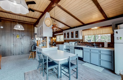 Ponds of Plymouth House | Charming lakehouse with grill, balcony, kayaks, & fast WiFi