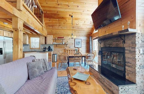 Friendship House | Charming Log Cabin- Boat, fish, hike & snowmobile—minutes to lakes & trails