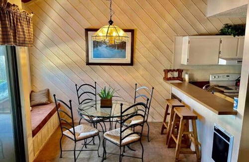 Majestic Pines House | Charming Mammoth Lakes Getaway – Walk to The Village!