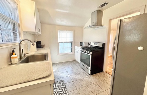Leinkauf House | Charming Midtown Mobile Duplex 2-bedroom house in lovely Mobile with AC comfort