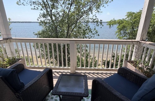 Riverside House | Charming Oceanfront Beach House in East Providence