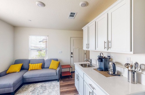 Visalia House | Charming studio with kitchenette near Lake