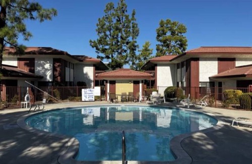 Bakersfield House | Charming Townhouse