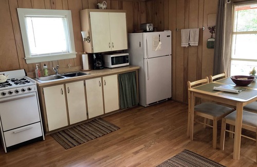 Gills Rock Cottage | Charming Traditional Cottages,5 minutes from the lake, Travel green,Pet-Friendly