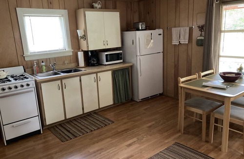 Gills Rock Cottage | Charming Traditional Cottages,5 minutes from the lake, Travel green,Pet-Friendly