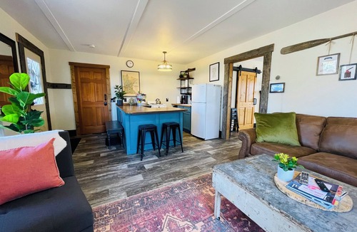 Brainerd Cabin | Charming 1BR riverside cabin in Brainerd, MN. River sunsets, stocked kitchenette, fire pit, 10 min to downtown. Ideal for couples, small families & remote workers seeking a peaceful Up North escape.