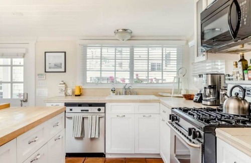 Venice Cottage | Charming Venice Beach Cottage on Venice Canals, with Boats