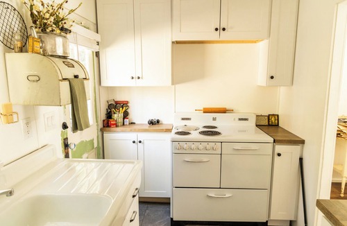 Forest Falls House | Charming, Vintage & Authentic Getaway - Sunroom - Free Parking!