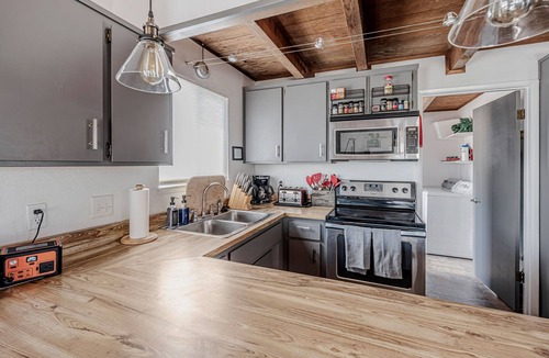 Groveland Cottage | Charming Yosemite 3BR Cottage with Hot Tub & Stargazing
