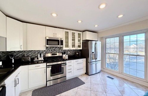 Sterling House | Chateau Lumière. Modern Townhome. 15 Mins to IAD