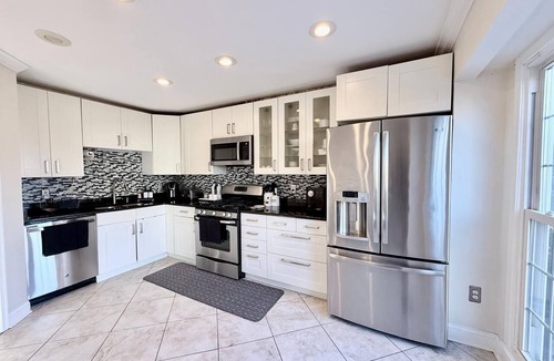 Sterling House | Chateau Lumière. Modern Townhome. 15 Mins to IAD