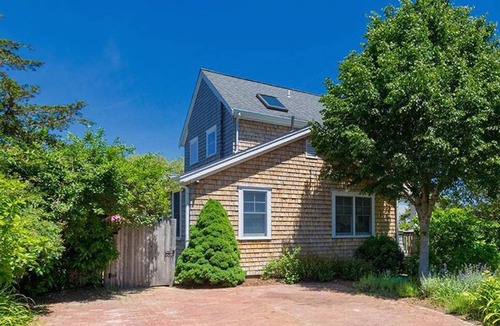 West Chatham House | Chatham’s Best - Enjoy a neighborhood close to town, beaches.
