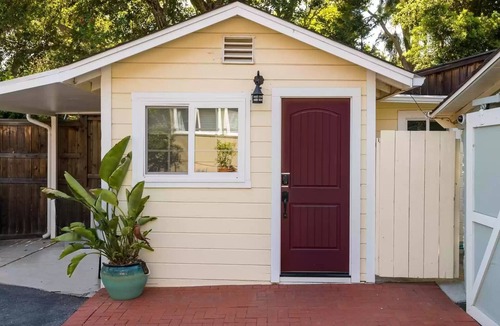 Upper East Cottage | Cheerful 2 bedroom 2 bath Cottage with fireplace