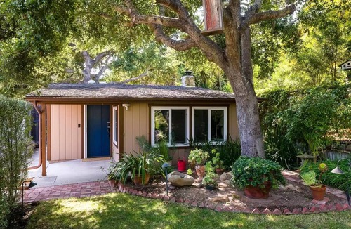 Upper East Cottage | Cheerful 2 bedroom 2 bath Cottage with fireplace