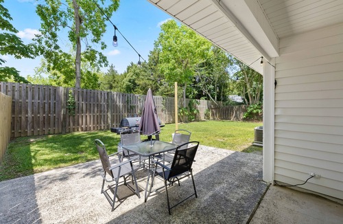 Fairhope House | Cheerful 2 Bedroom Cottage with KING BED + Fenced Yard