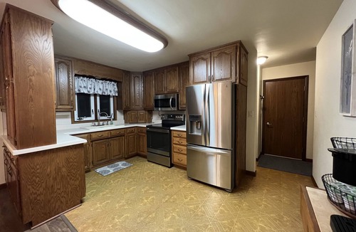 Manitowoc House | Cheerful 3 bedroom home North side of Manitowoc