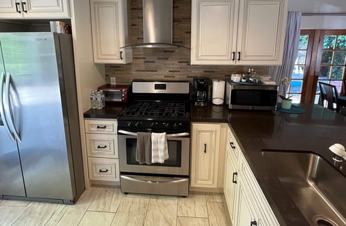 Valley Glen House | Cheerful 3 bedroom vacation home with pool access