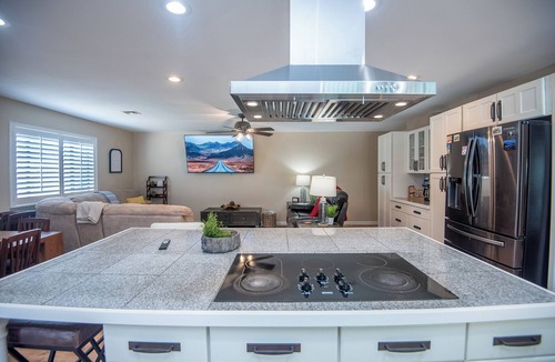 Yuma House | Chic 4-Bed Postmodern: Arizona Getaway for your family/group