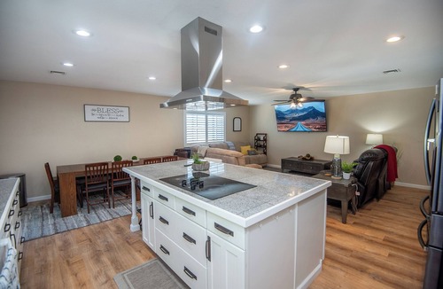 Yuma House | Chic 4-Bed Postmodern: Arizona Getaway for your family/group