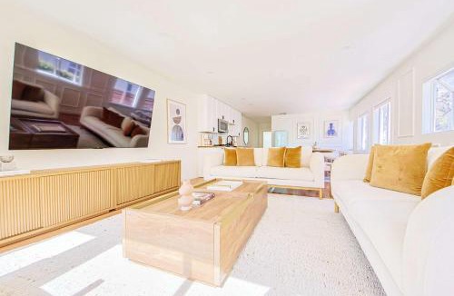 Hollywood House | Chic 6BR West Hollywood Villa with Jacuzzi