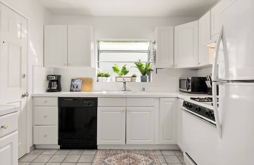 Sawtelle Apartment | Chic Brentwood Stay 1BR/1BA - Steps Wilshire w Parking & W/D