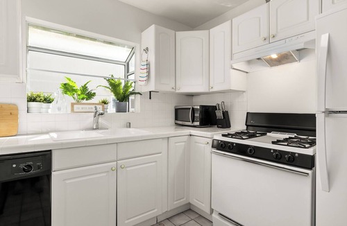 Sawtelle Apartment | Chic Brentwood Stay 1BR/1BA - Steps Wilshire w Parking & W/D