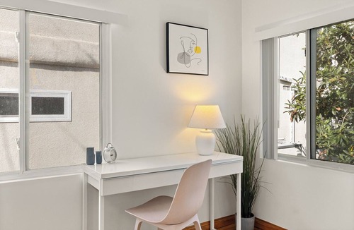 Sawtelle Apartment | Chic Brentwood Stay 1BR/1BA - Steps Wilshire w Parking & W/D