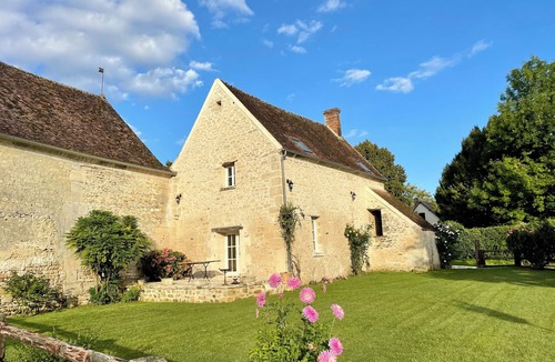 Ully-Saint-Georges House | Chic country house in the heart of a 13th-century manor house and show jumping stable