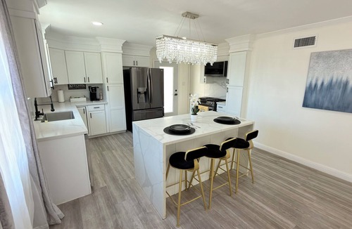 Santa Susana House | Chic Modern 3BR Cozy & Inviting