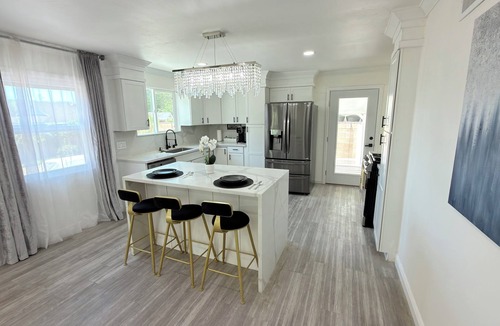 Santa Susana House | Chic Modern 3BR Cozy & Inviting