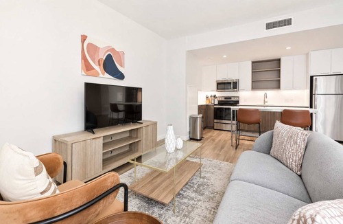 East Cambridge Apartment | City Apt w/Gym & Courtyard