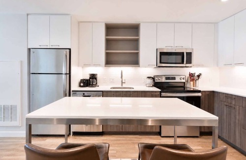 East Cambridge Apartment | City Apt w/Gym & Courtyard