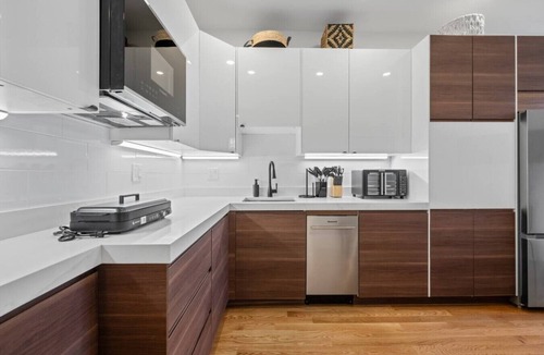 Fenway–Kenmore Apartment | Cityscape 1BR Plus: King + Queen Pull-out | Suite 7