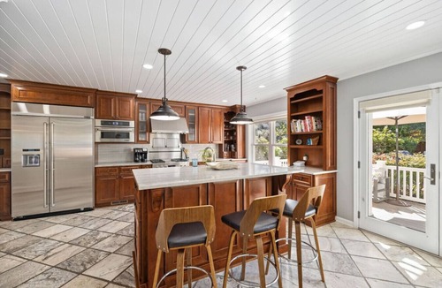 Arlington House | Clarendon Getaway, 6-BR Luxurious Urban Estate