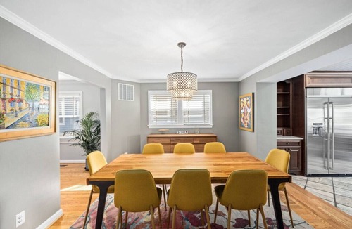 Arlington House | Clarendon Getaway, 6-BR Luxurious Urban Estate