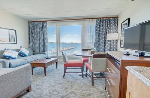 Yachting Village Resort | Classic 1BR at Wyndham Inn on the Harbor — Walk Everywhere