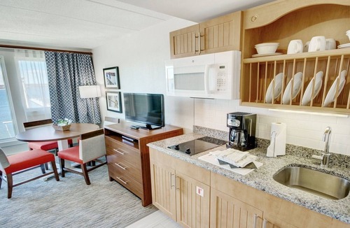 Yachting Village Resort | Classic 1BR at Wyndham Inn on the Harbor — Walk Everywhere