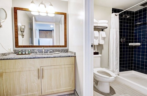 Yachting Village Resort | Classic 1BR at Wyndham Inn on the Harbor — Walk Everywhere